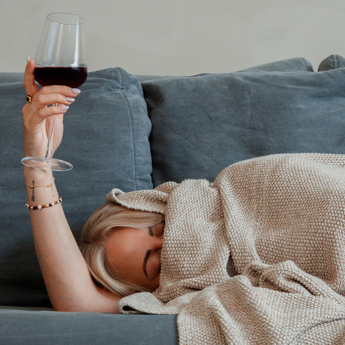 rode wijn in witte kleding