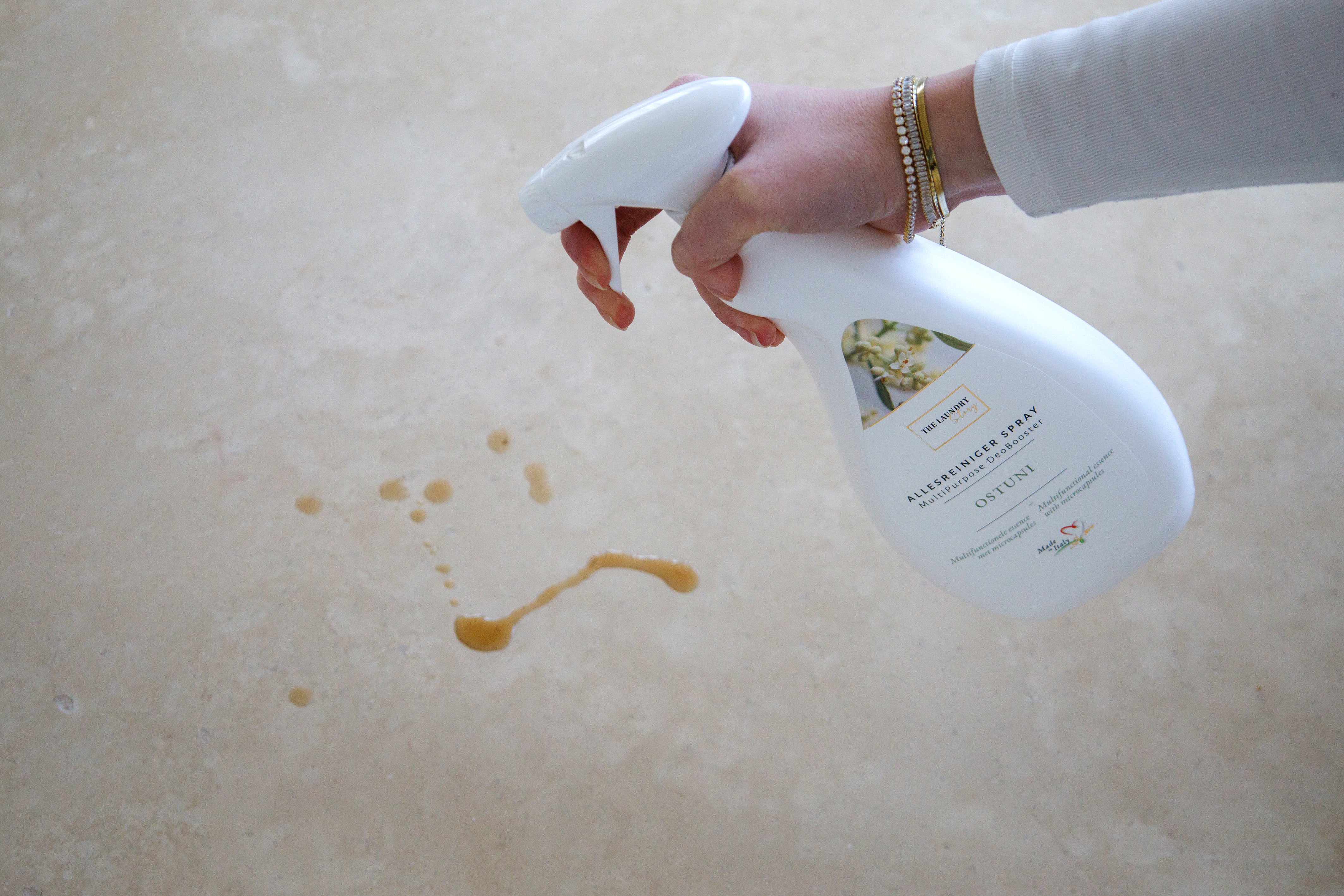 Vrouw sprayt allesreiniger