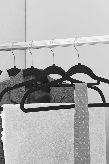 zwarte fluwelen kledinghangers