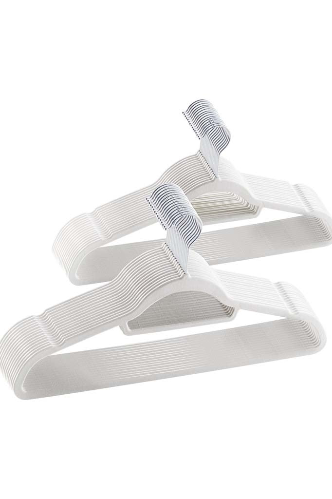 witte fluwelen kledinghangers